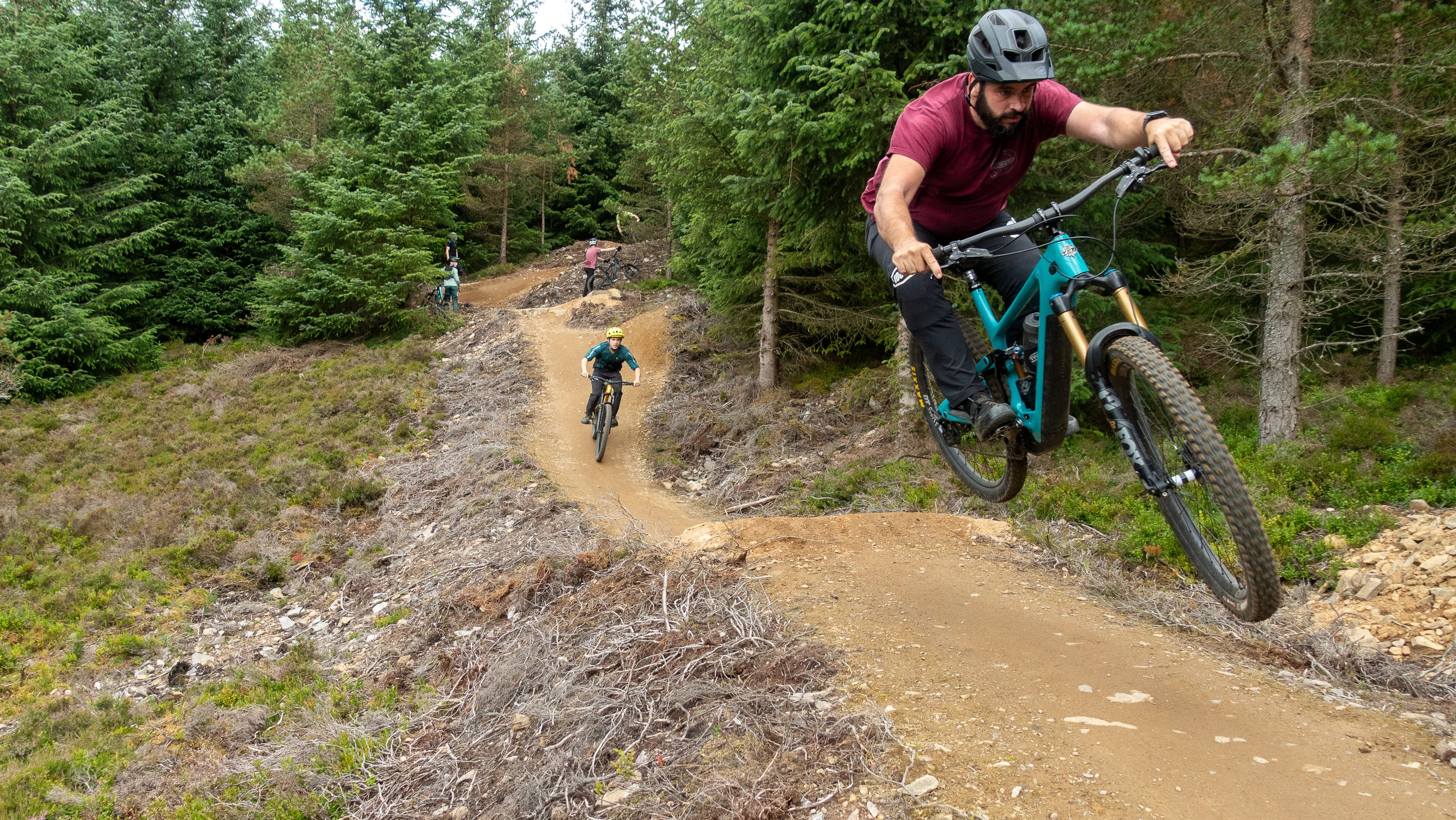 Lewis demo riding a Yeti 160e at Tarland Trails Pittendereich
